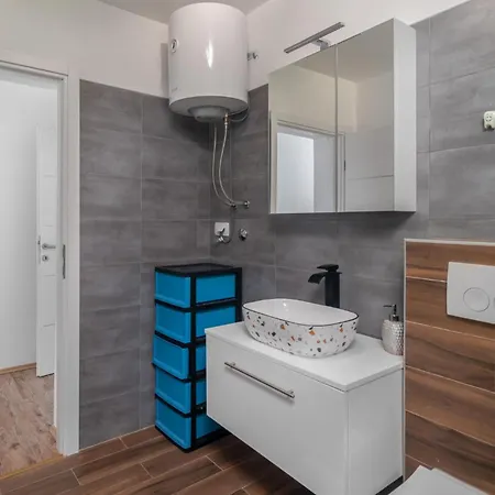 Awesome In With Jacuzzi * Drivenik