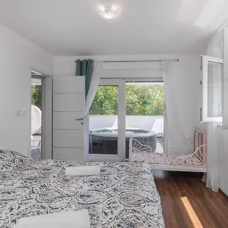 Awesome In With Jacuzzi *