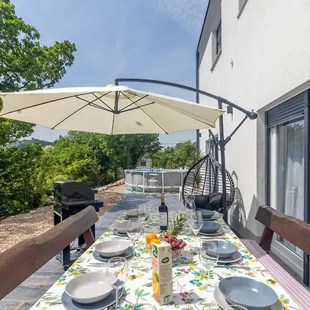 Awesome In With Jacuzzi Holiday home