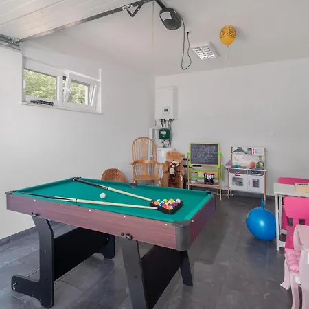 Holiday home Awesome In With Jacuzzi