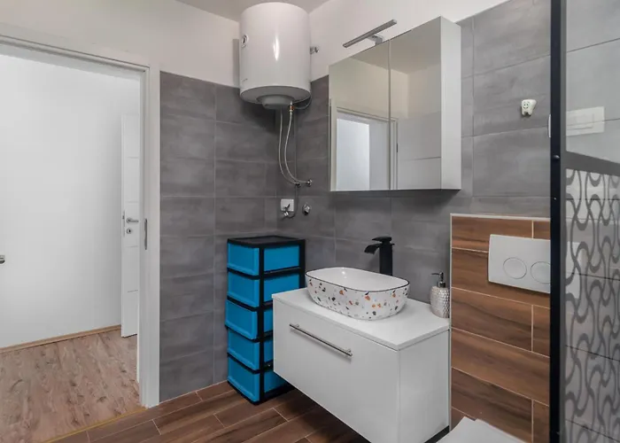 Awesome In With Jacuzzi * Drivenik