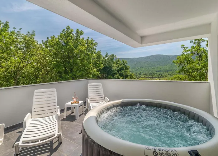 Awesome In With Jacuzzi *