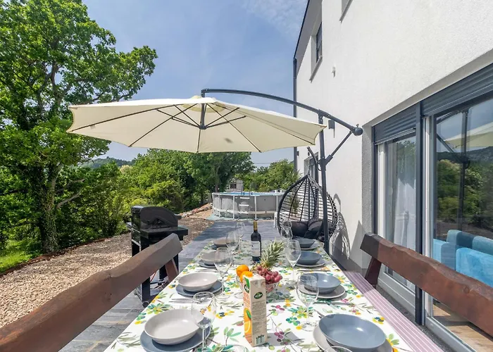 Awesome In With Jacuzzi Holiday home
