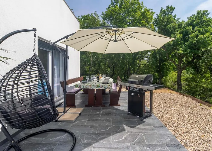 Holiday home Awesome In With Jacuzzi Drivenik