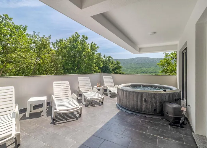 Awesome In With Jacuzzi * Drivenik
