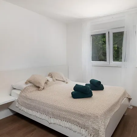 Awesome In With Jacuzzi * Drivenik