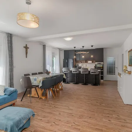 Prázdninový dům Awesome In With Jacuzzi