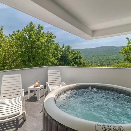 Awesome In With Jacuzzi *